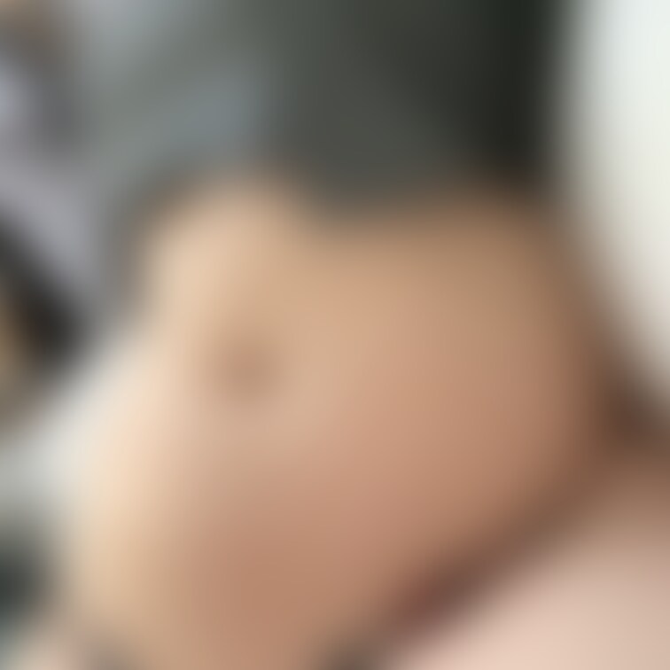 ぽよよんおなか♡(///ω///)
枕にする？それとも…？♡♡