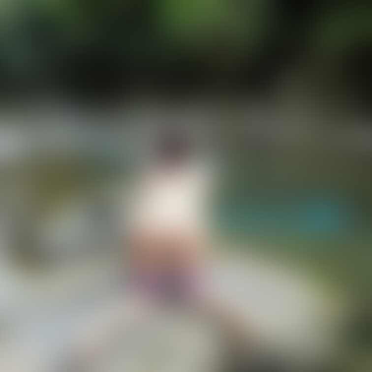 ハイキングしててこんな露出女と遭遇したらどうします？