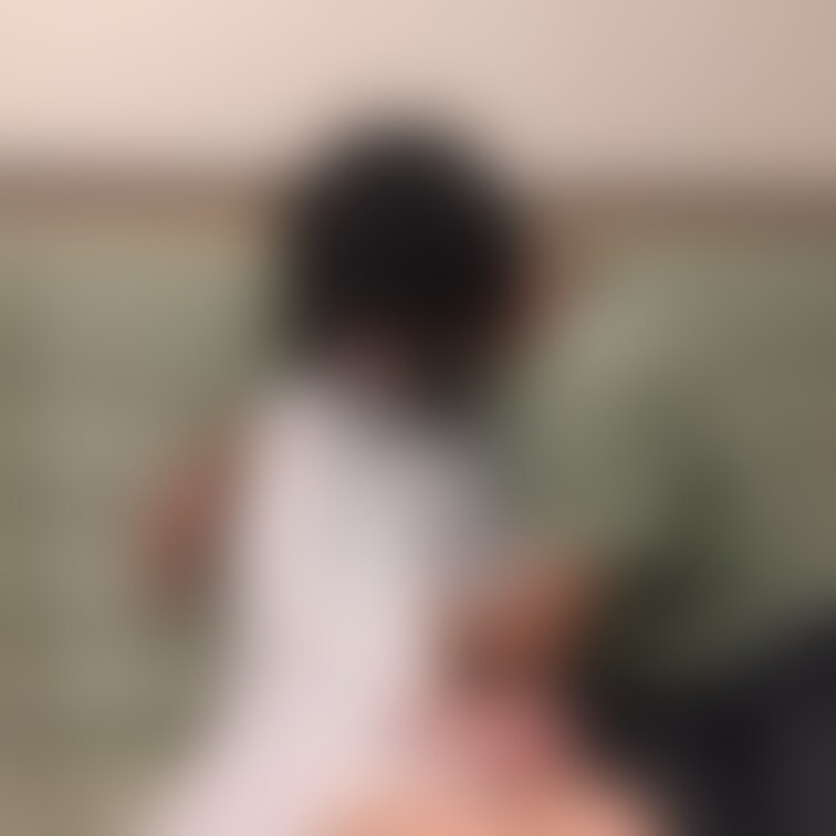 エロ仲間のYさんと妻がソファでラブラブしてて目の前で熱いキスを交わし急いで撮影しました。