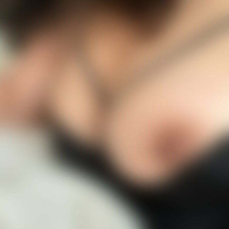 乳出し自撮り画像です