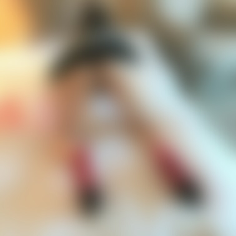 ミニスカからハミ出てます