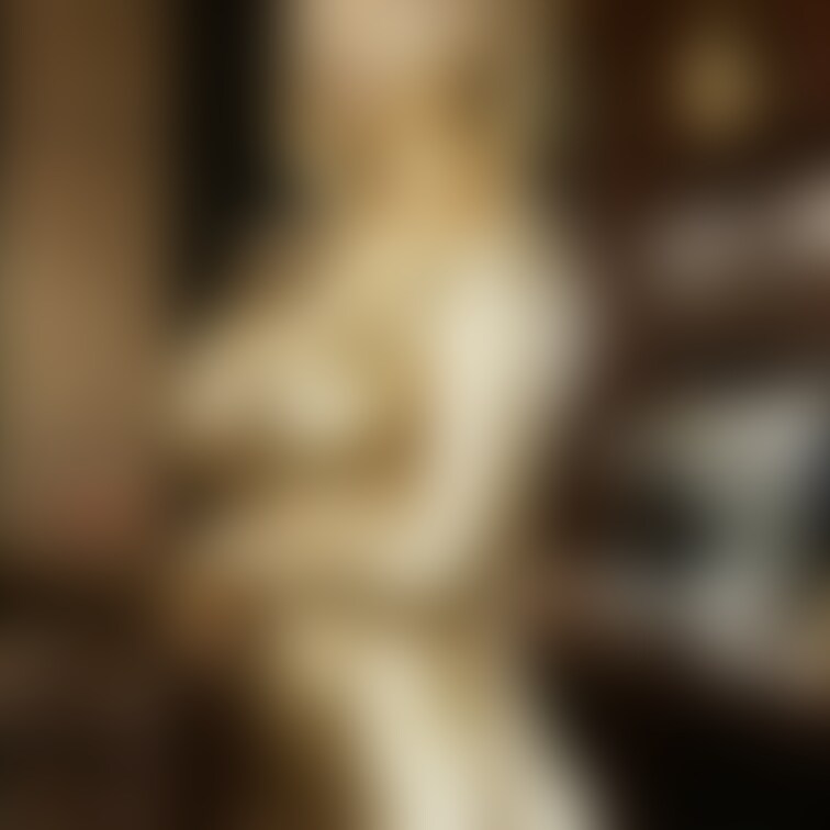 カフェでの金粉美女 / Golden bodypainted girl nude at the cafe (part1)