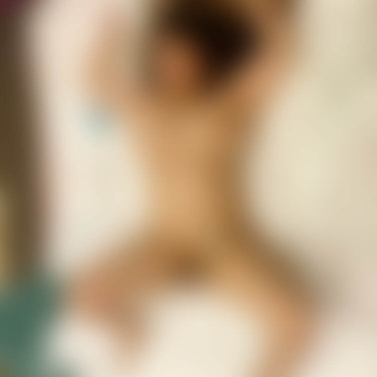 いつもの男性が友達を4人も集めてきてくれて、しかも今回は休憩3時間を休憩なしでしてくれることになって、全員が揃うまで私は
