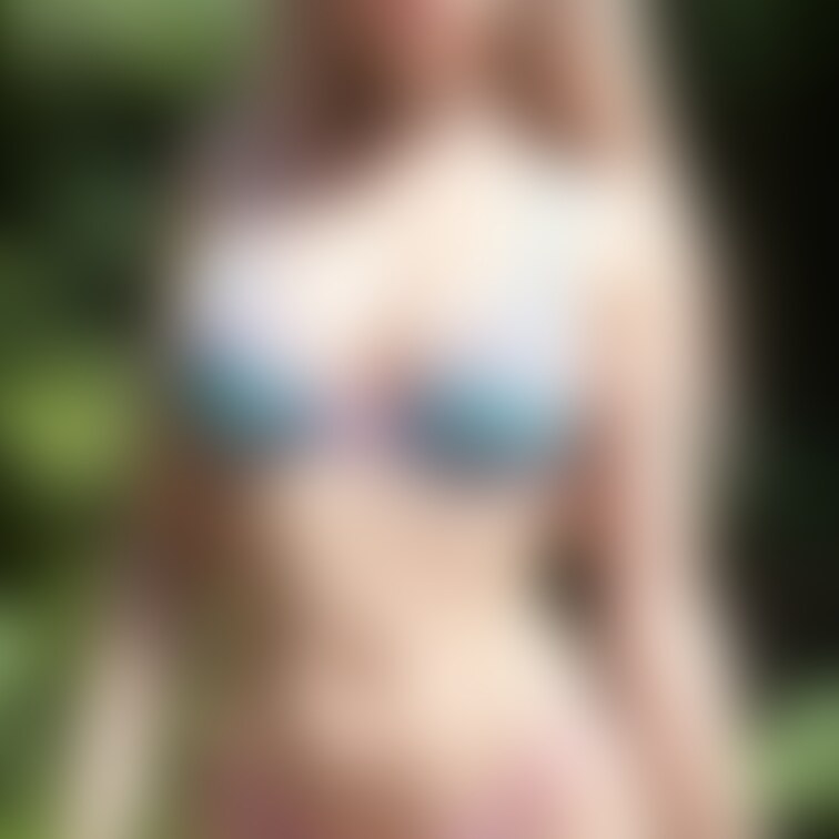 魅惑のロシアン美女が、ピンクと水色のおさげ髪でエスニックな雰囲気も漂わせています。恥ずかしがり屋の仕草に、揉みたくなるよ