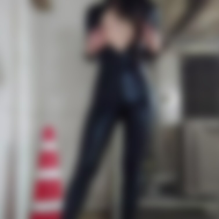 キャットスーツ露出😊
この時期かなり寒いので、こういうの良いですね😉今回はパートナーさんに撮影お願いしました💕画像12