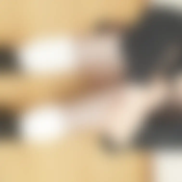 ちょっとお股が見えてる…？