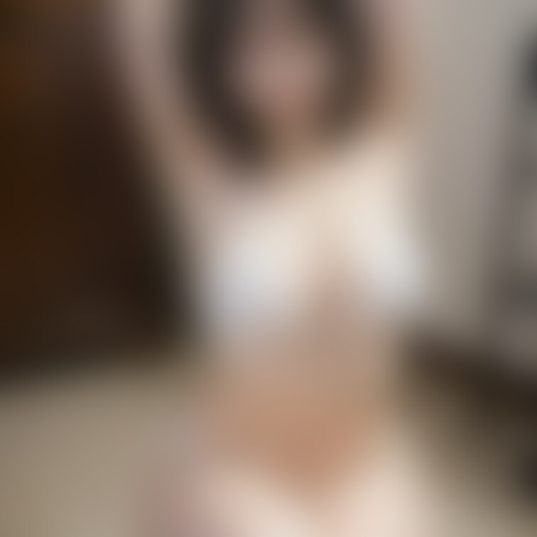 白いランジェリーの美女💕