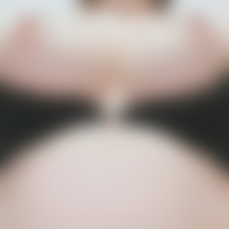 下から見るおっぱいはどうですか🥺？

お椀型おっぱいです😖‪💓
まん丸で柔らかくて気持ちいいよ🌱

学生の頃は