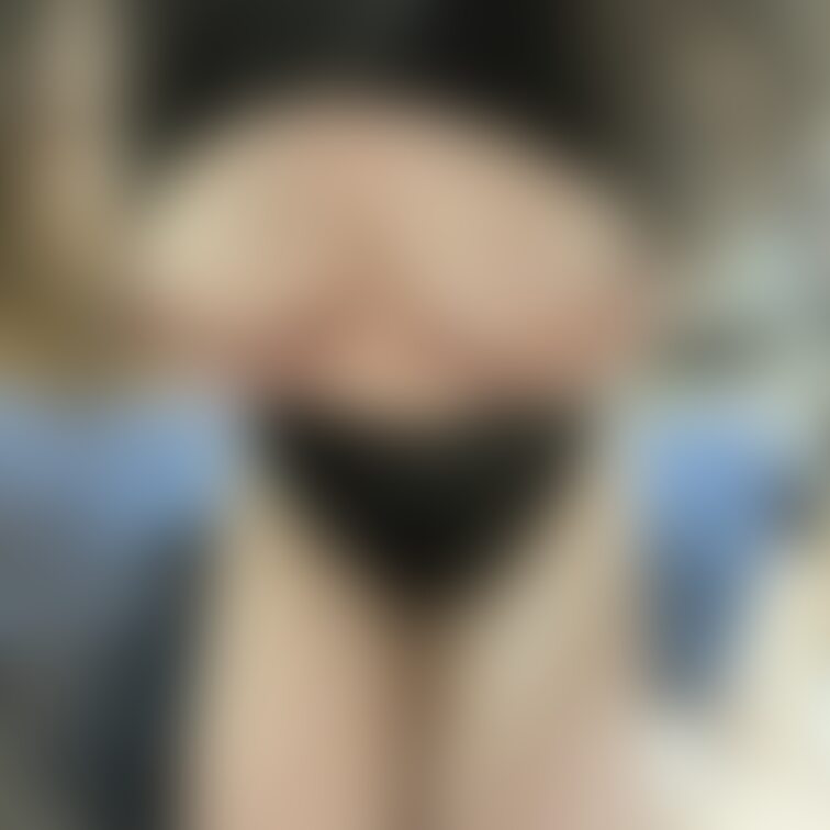 📷先日のエロ妻、胸元が大きく開いているエロ気味ボディストッキングの続きてフェラの様子です。丹念にチンポを頬張りながらマ○