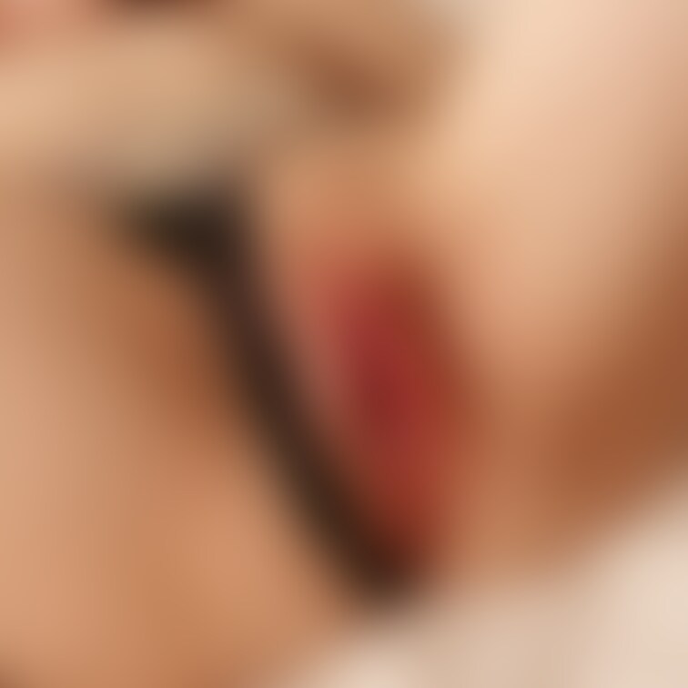 中●してドロっと垂らして欲しかったけど、膣奥でしっかり飲み込んじゃった1枚。
綺麗なツルツルま●こ、いかがですか?