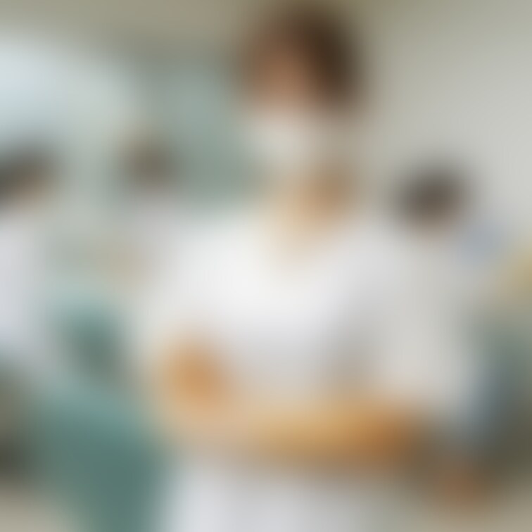 歯科衛生士、白衣、ゴム手袋、マスク、手術着、歯科医院