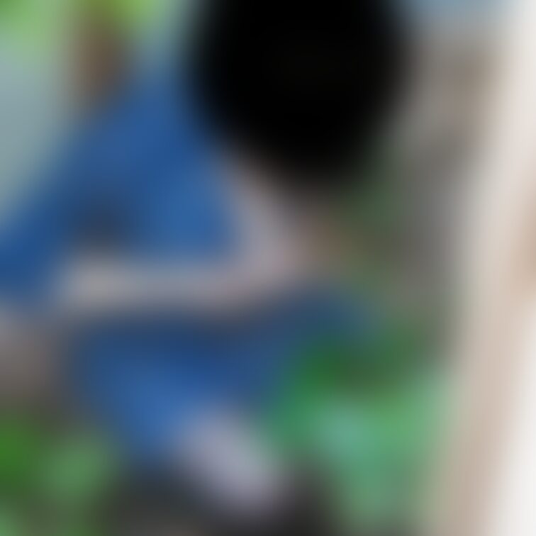 廃墟でおっぱいを出す綺麗な人