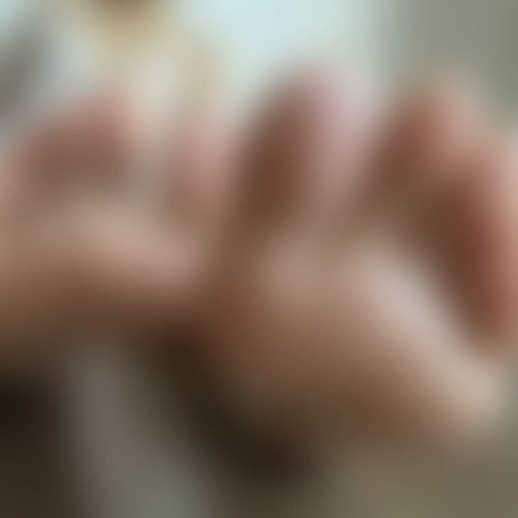 少し乾いた足裏全開　下着チラ見せ