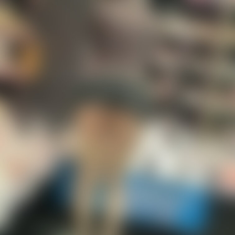 Xの続きです🧡マイクロミニのスカートでアダルトショップに来ました😖🧡
おぱんちゅ丸見えでお客様にたくさん見られちゃいま