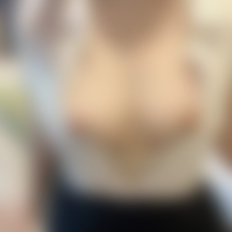 ブラウスをはだけておっぱいをだして写真を撮られて興奮気味の私☺️