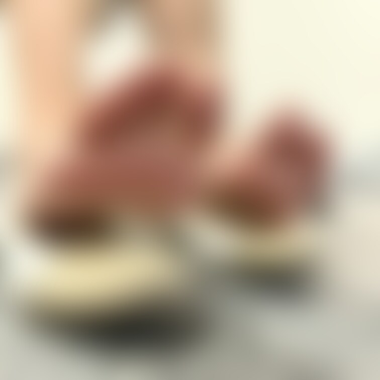 素足パンプス。暇な会議が終わったらこの足で踏まれたい？