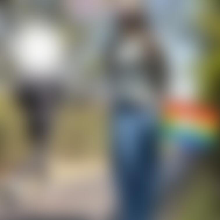 公園散歩してたらあまりにも暑かったのでミニスカートに履き替えてるとジョギング中の男性に気づかず、思いっきり見られちゃった