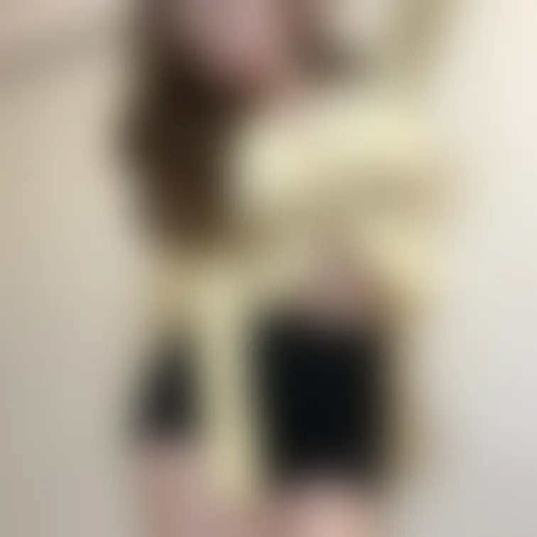 なんか色々見えちゃってる...？実は黄色が結構好きなリカです💛このお洋服、ピチピチすぎた🤦🏼‍♀️♡はち切れそうぅ...