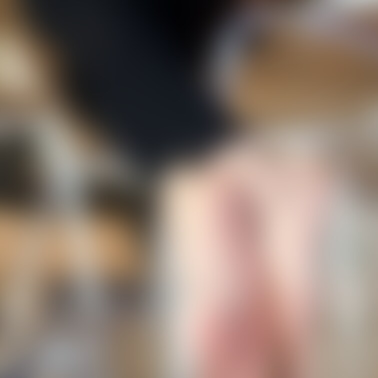 こっそりのぞきたい椅子の下の足裏