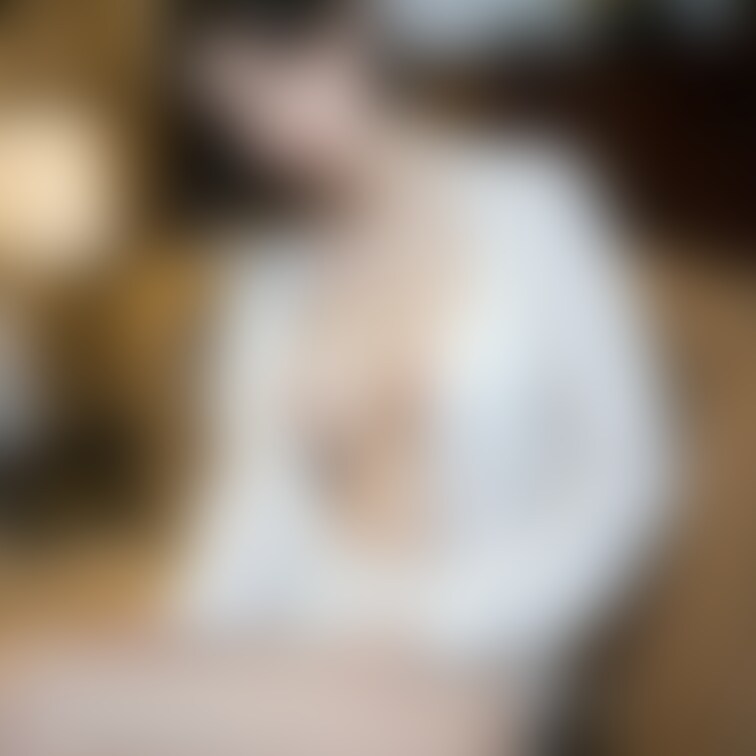エレガンスの中の大胆さ✨
シックなインテリアに映える白いシャツと美しい曲線美が印象的。落ち着いた光の中で輝く魅力。💡🪑