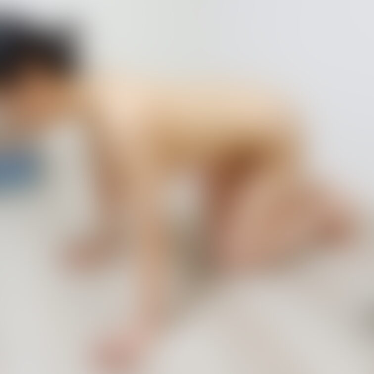 りこの全裸パーティーでの罰ゲーム。グラビア撮影の時の一枚です。

美乳の女友達ヌーディストりこ(顔出し)
http