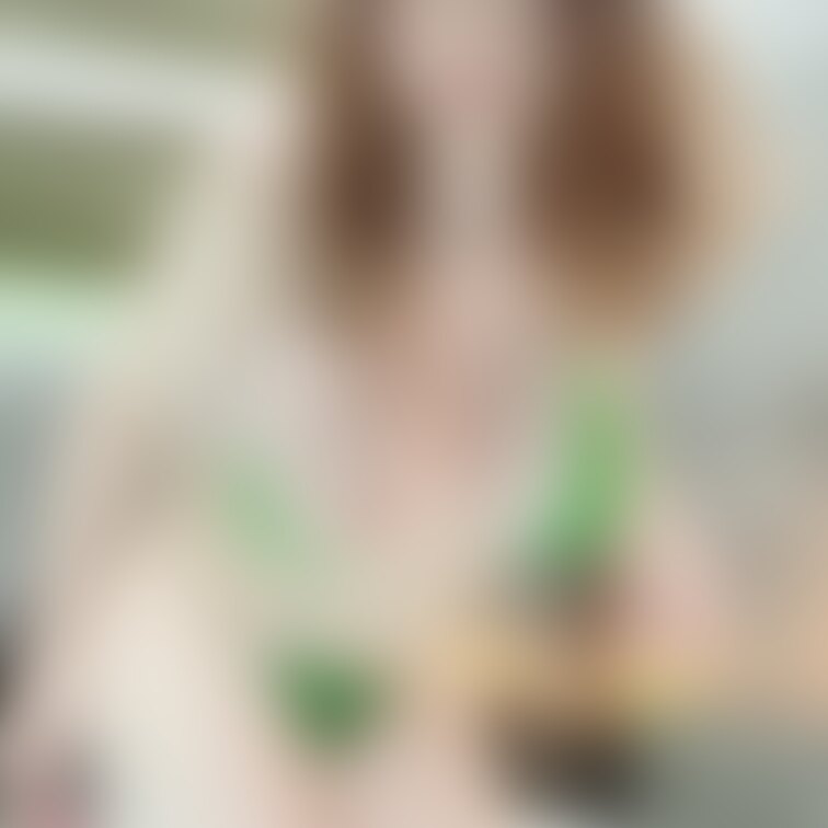 「緑のビキニ水着で…エッチな、水遊び・ 後ろから挿入され、最後は正常位からオッパイへ白濁液を出されて…」

遊んでい