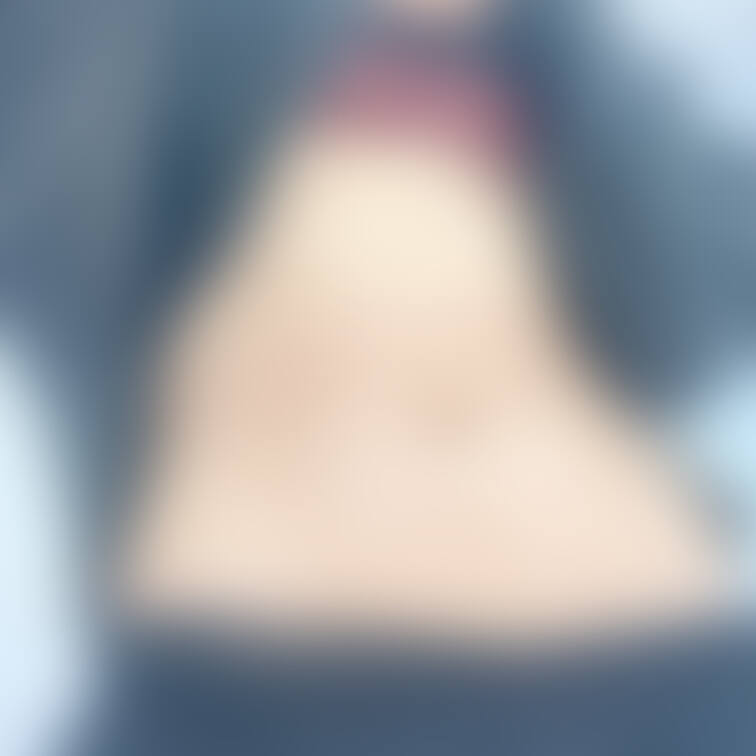今日の野外での自撮り！紐のTバックのお尻を持ち上げた自撮りさく裂！えちえちだから一人で見てね♡