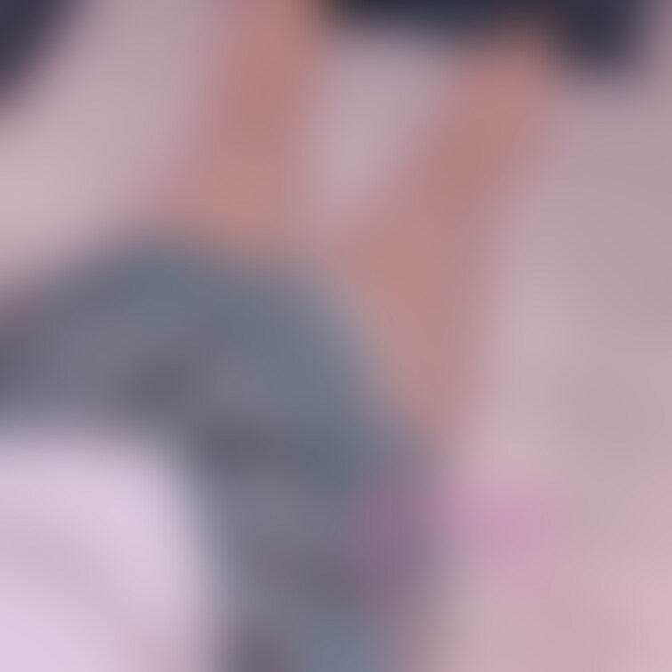 制服で布団に乗るのは汚いからあまり好きではないけど脱ぐのも面倒😇
