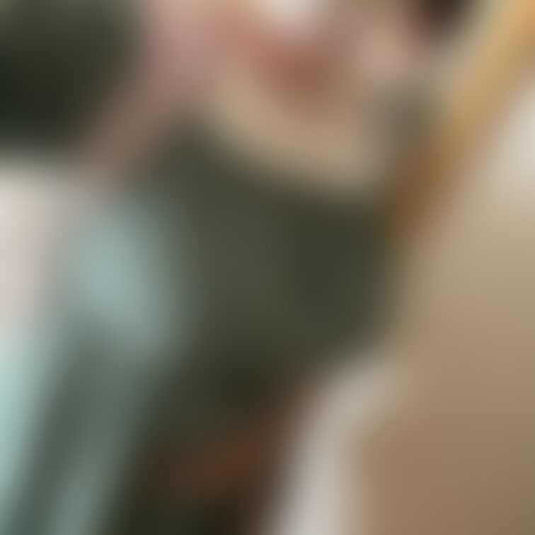静岡でイベントがあって遠征してました！
帰りにリュック背負ったらお胸ぱっつぱつになったので撮影してみましたー！