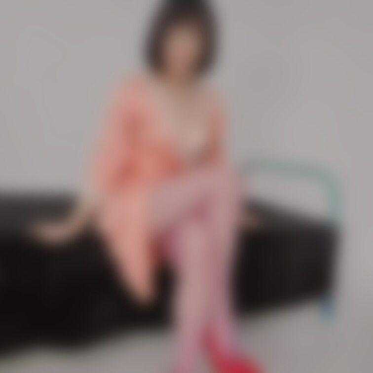 ノーパンパンストで
脚を見せつけ！！

脚をキレイに見せるって
難しい💦

ノーパンだと
動きも気をつけな