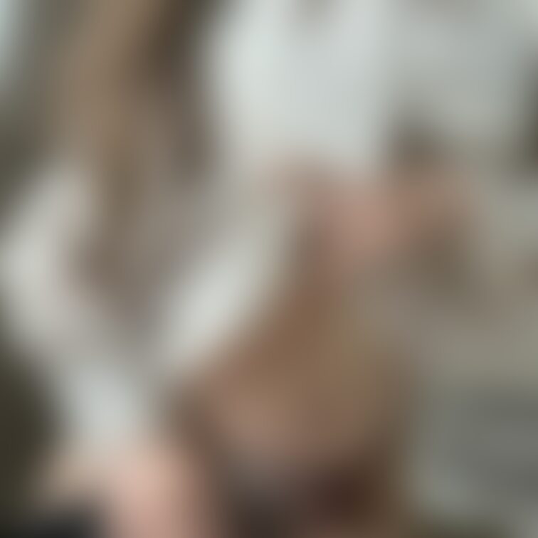 スカートもブラウスも脱いだから、まずは下着姿からじっくりと見て?💗