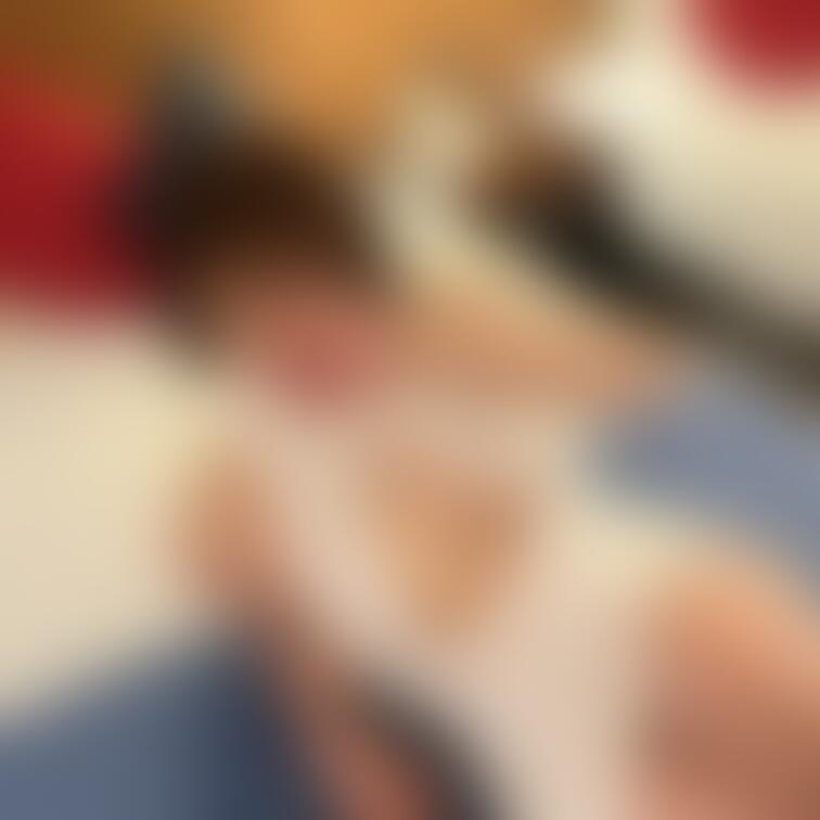 ちょっと動くとぉ、、
すぐに、、乳首、、見えちゃいますぅ。。。