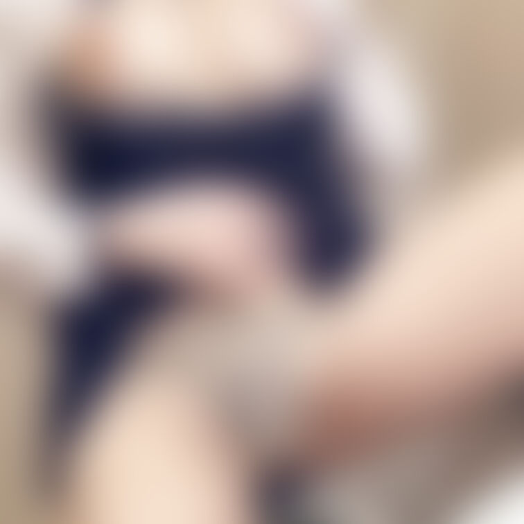 すぐにお股を開く、淫乱女です。🐶