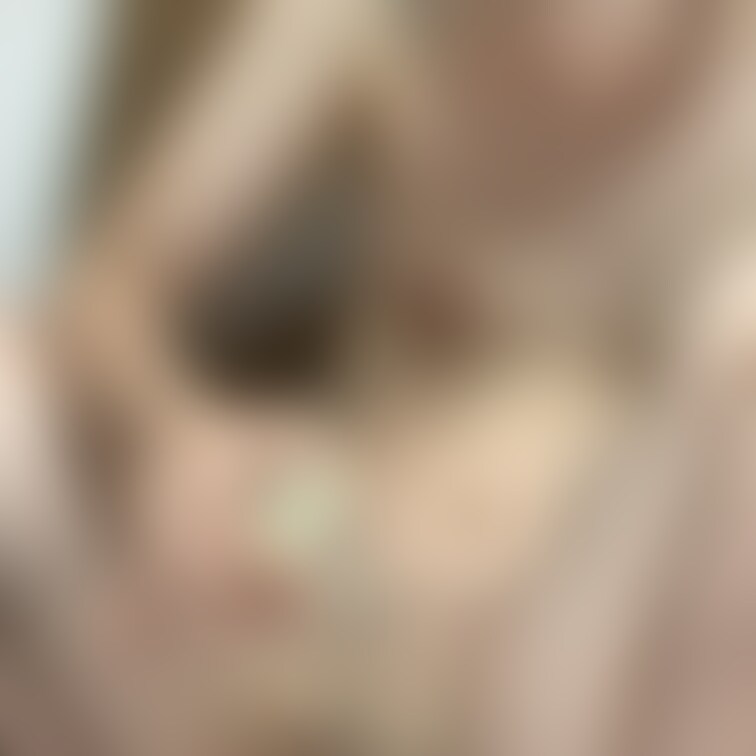 透明アナルプラグ。
クリトリスピアスも丸見えで、肛門は捲れ上がってます。
https://mypikpak.com/