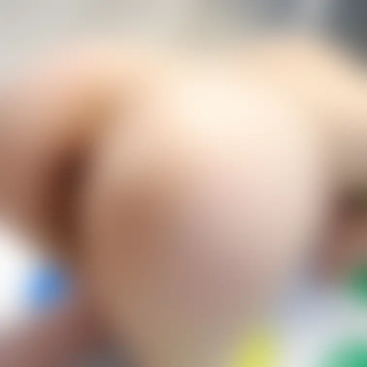 りりの全裸パーティー兼公開撮影。みんなの前でセクシーなグラビア撮影。バックポーズとってもらいました。こんな撮影してるのに、現場はわりと物静かでした。 サンプル画像2