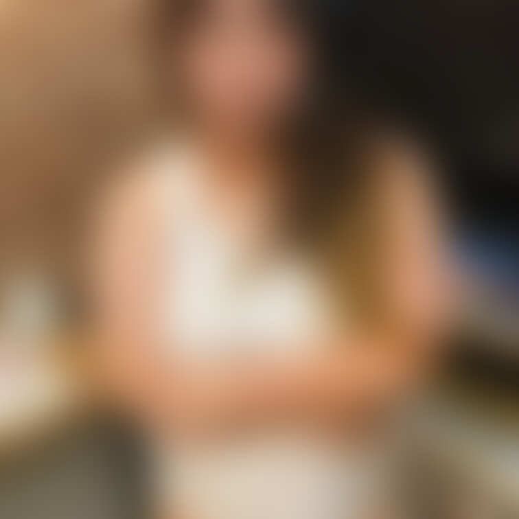 20代に男性６人と女性２人で「王様ゲーム」していました。

私はこの服装でピザの宅配を受け取ることになって、そのまま
