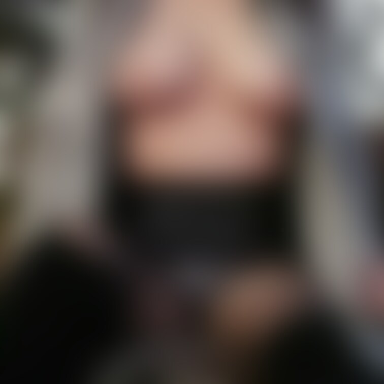 ベンチに腰掛けると
少しずつ脚が開き。。。
コートを開いて胸を露出撮影中に
通行人！？