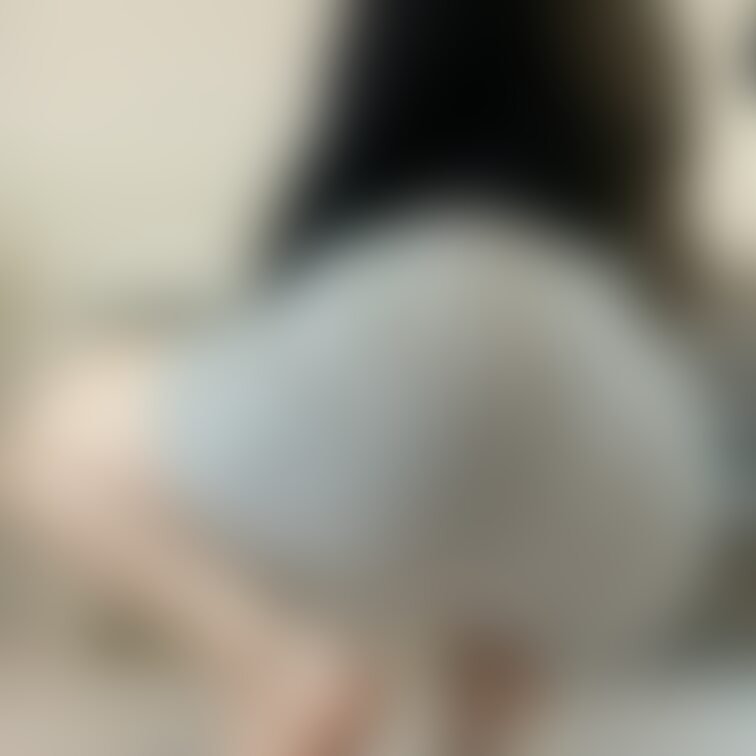 タイトスカートから覗かせるギャルTバックのパンチラ💙
