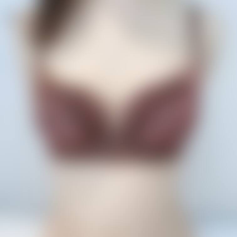 残すはブラだけです...
乳首みたいですか?