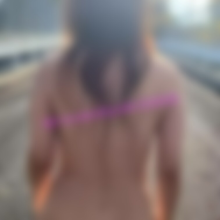 《全裸でぷちお散歩》
道路の上にある橋？みたいなところをプチお散歩してもらいました😊

ゆきの一言
天気も良くて