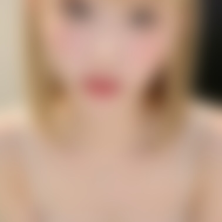 ミディアムヘアー、トップレス