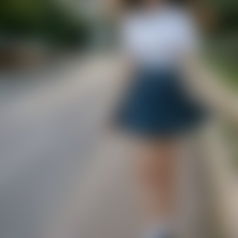 月曜日の朝に投稿する画像ではないかも知れませんが 夕暮れ時の帰り道の女の子たちです。 寒そう。