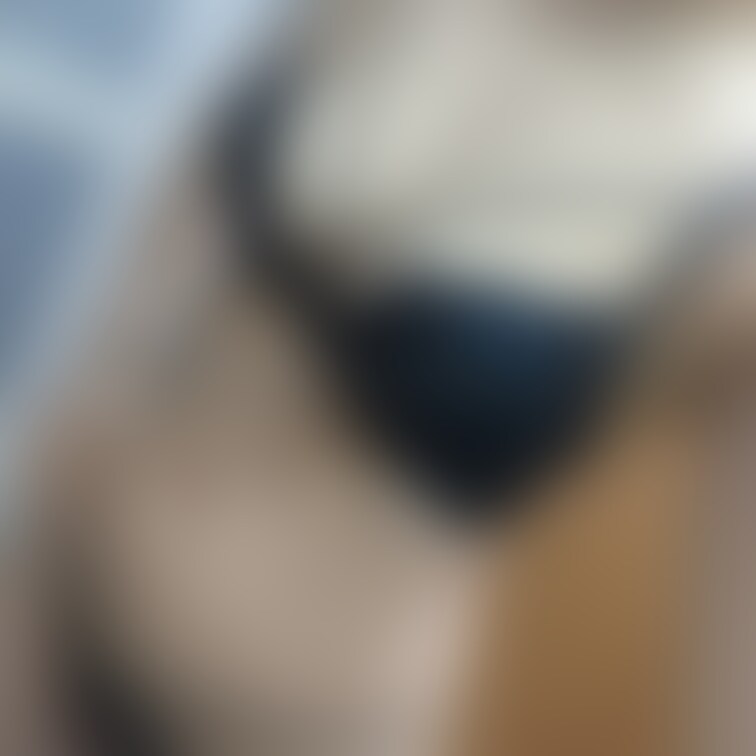無駄紐のあるブラと紐パンのようなショーツのセット下着です。