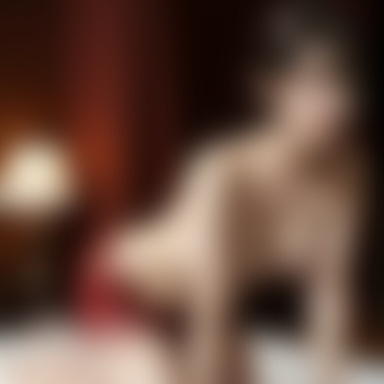 夜の赤い情熱💓
赤いランジェリーをまとった女性が、ベッドの前で大胆なポーズを見せています。温かい照明と深紅のカーテンが