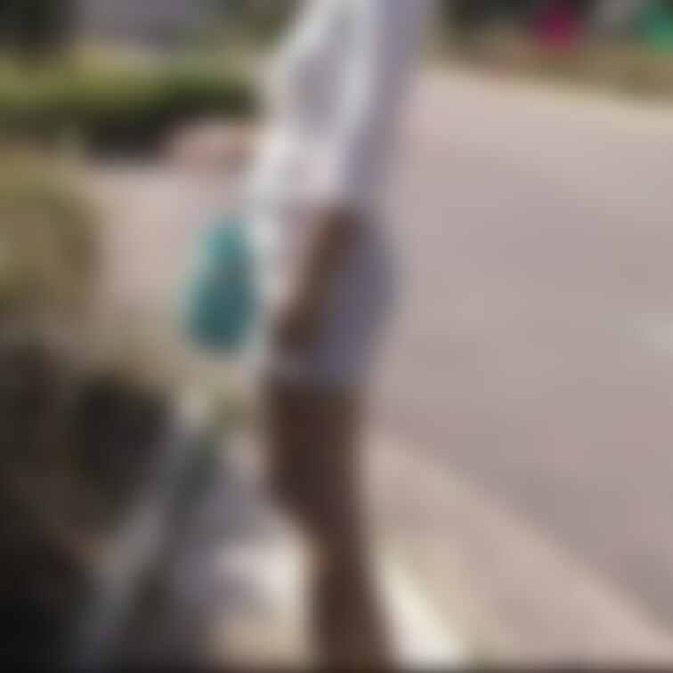 岡山県のとある場所です。水色のミニスカから黒のマイクロミニに履き替えました。付近を散策してみます。