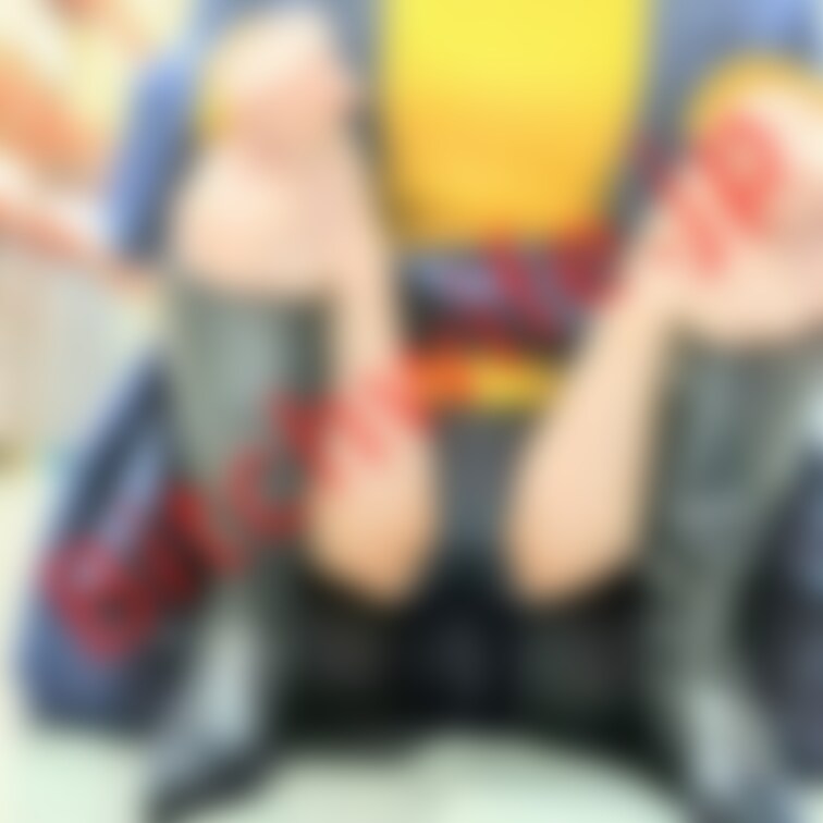 人妻パンチラ食べ歩き ～お寿司編～本編
デニムスカート＋ネイビーパンティー＋ブーツの組み合わせです。
寒いけど生脚で