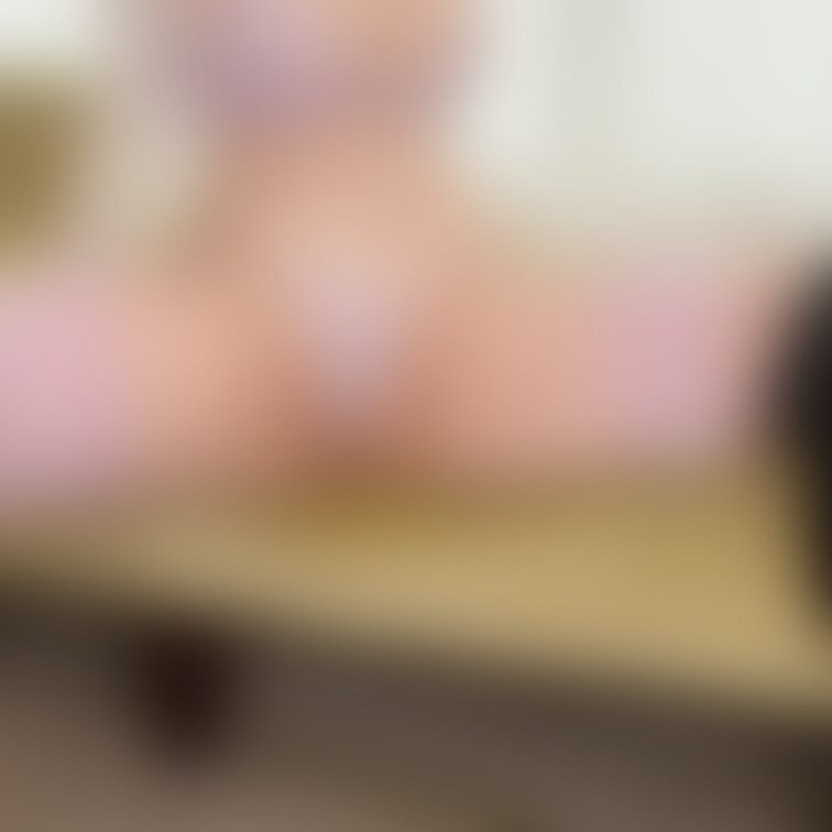 開脚でショーツからおまんこ丸見え♡
