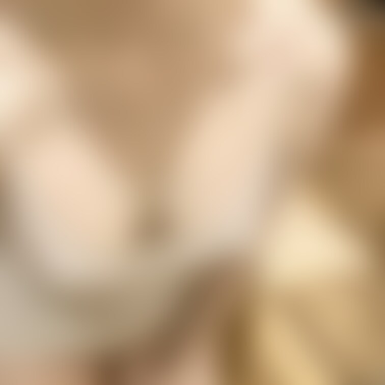 全力オ◯ニーしたら、こんなに汗だくになっちゃいました💦
キラキラしてるの見えますか？👀
谷間や下乳の周りはすぐに濡れ
