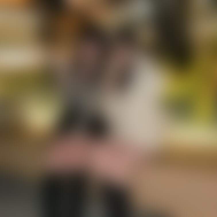 アパレル店員の女の子2人
どちらもえちえちな太ももと白靴下