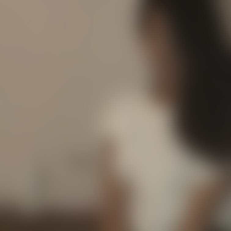 顔出し編
営業サラリーマン単独様とのプレイ前に緊張する妻。。
そして「可愛い、綺麗」と褒められながら段々脱がされてい